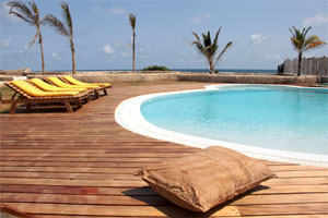 Piscina con pavimento parquet