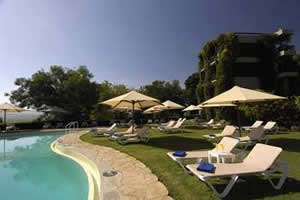davanti alla piscina