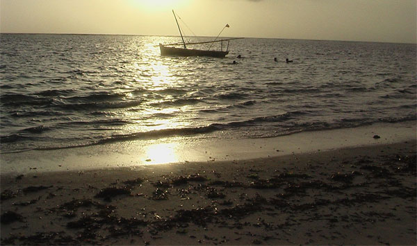 il sole che sorge sulla spiaggia dorata di Malindi